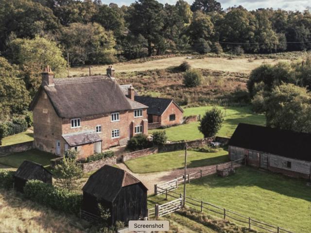 Gorgeous English Farmhouse Holiday Cottage for 10