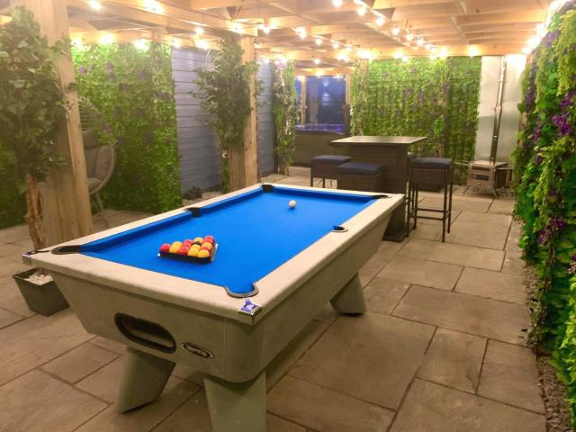 Barlosh Luxury Tpod PiperHill pool table, hot tub, 2 indoor outdoor terraces, BBQ, Firepit, lots of extras