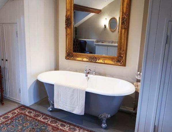 5 Star Romantic Rose Cottage with Roll-Top Bath