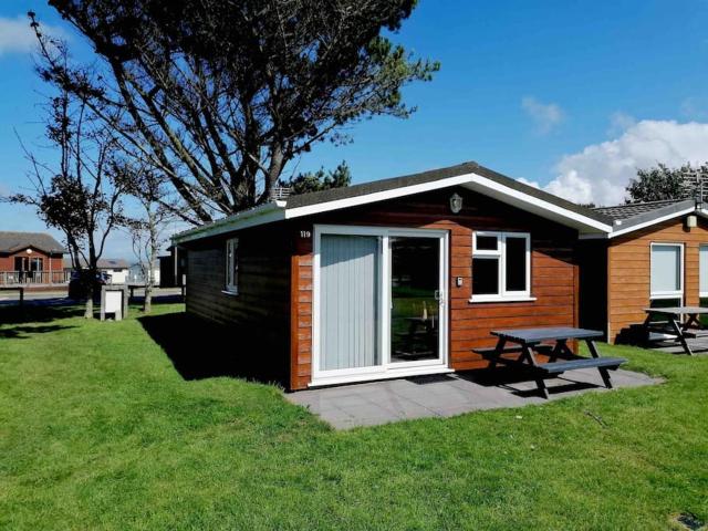 Spacious cabin, near Padstow and 7 Bays