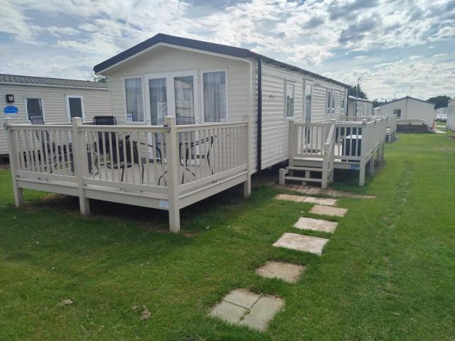 Dog Friendly 3 bed, 8 berth caravan with decking 500 Yard's From The Beach In Hunstanton