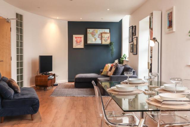 Beautiful 2 Bed City Centre - FREE Private Parking - Perfect for Families and Professionals