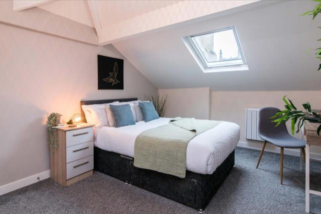 cheerful double en-suite room with free wifi