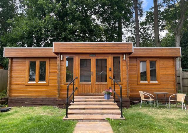 LOG CABIN living for 3-4 people in Frimley