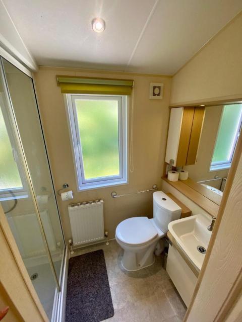 Spacious 4 Berth Lodge With Wi-Fi Decking At Broadland Sands Ref 20055Sv