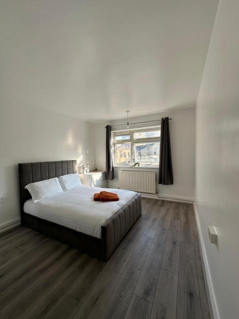 Modern Room in a 4 Bedroom flat in London, Shared bathroom!