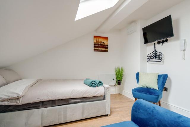 Orange Rentals - Loft Studio 5, Sleeps 4, On Street Parking