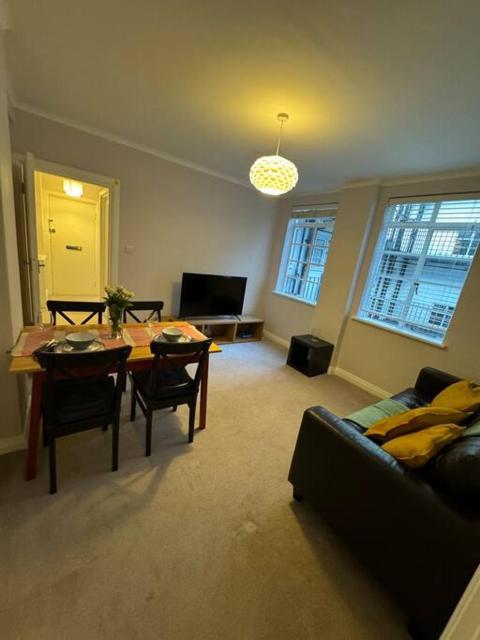 Hyde Park great 1 bedroom Flat