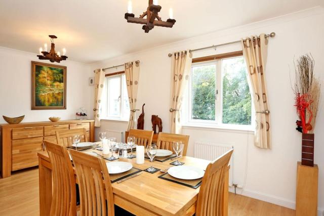 Spacious 4 bedroom Townhouse near Scenic Beach & City Centre