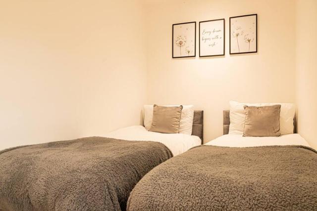 Modern 2 Bedroom Apartment - Free Parking, Fast WiFi and Smart TV by Yoko Property