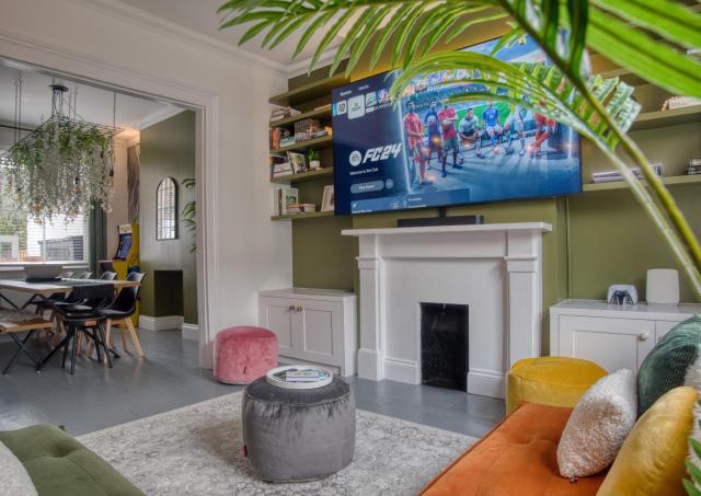 London Acton - hot tub, cinema & gaming room