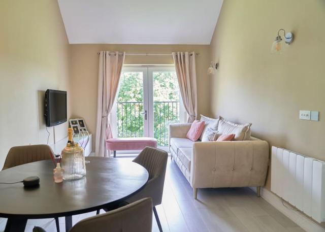 Stunning Luxury 2 Bed Apartment with En-Suite in Wokingham City Centre