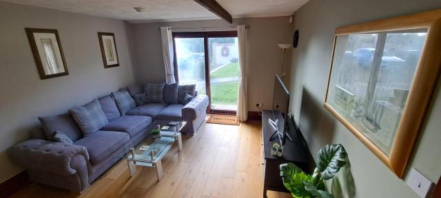 Cozy little 1 bed, sleeps 3, secure, gated parking near Peterborough