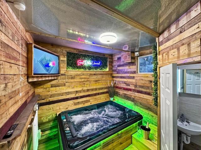 Kinky Kabin with Hot Tub, Sauna and Rooftop Garden