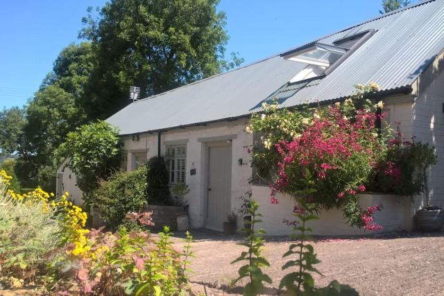 Bramble - romantic barn conversion with shared hot tub