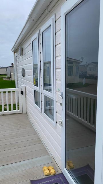 Privately Owned 2-bedroom Caravan at Camber Sands, 1 sofa bed, Private Parking, NO SMOKING NO PETS