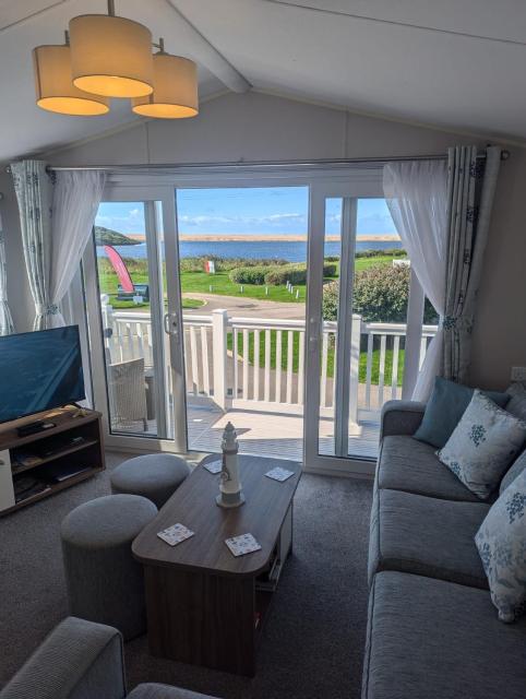 STYLISH HOLIDAY HOME WITH UNINTERRUPTED VIEWS OF THE FLEET LAGOON ON Haven LITTLESEA HOLIDAY PARK