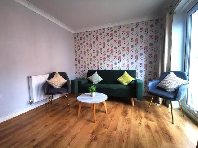 Comfortable 5 Bed Sleeps 5 Free Parking