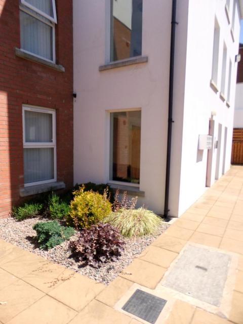 Cosy 2 bedroom apartment with secure parking and great transport links