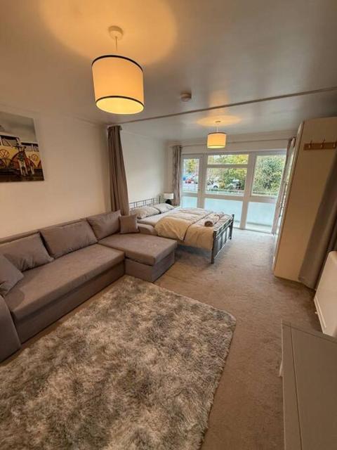 1st floor studio flat in Crawley! Close to Gatwick