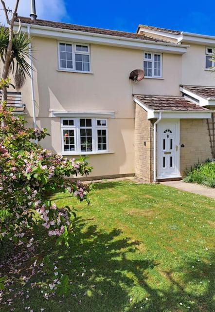 Pet and family friendly modern house in Crantock, close to the beach