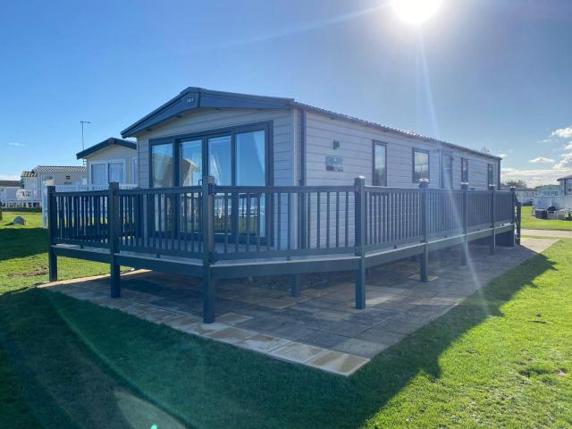 Luxury Lodge With Stunning Full Sea Views At Hopton Ref 80010W