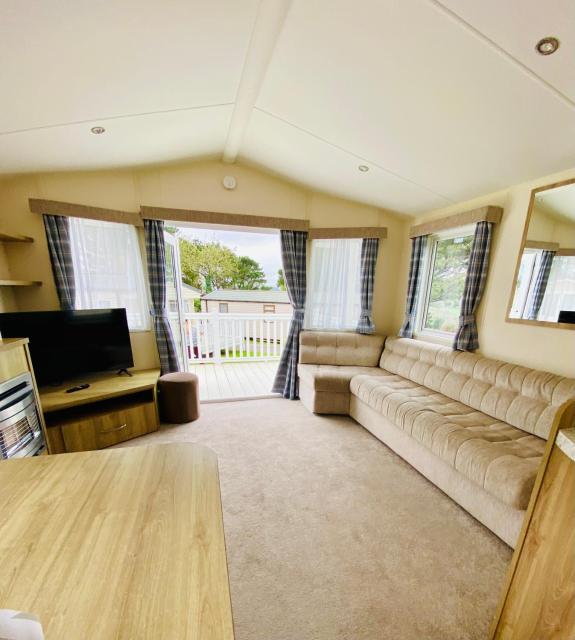 A lovely caravan that truly has it all, perfect for families, couples, or friends in Newquay