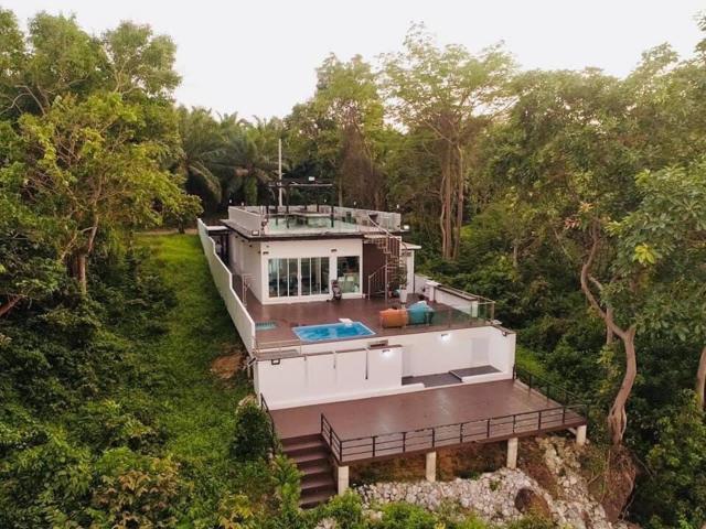 Chumphon Cliff House - private jacuzzi with beach views