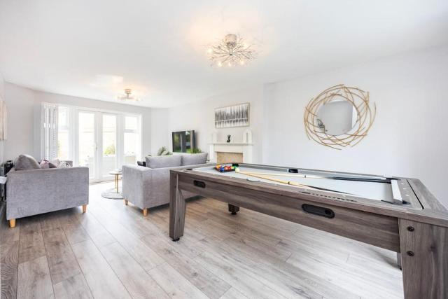 Contractors , Leisure Stays, Sleeps 12 with Pool Table , Air Hockey, PS4 & Games Room By AV Stays