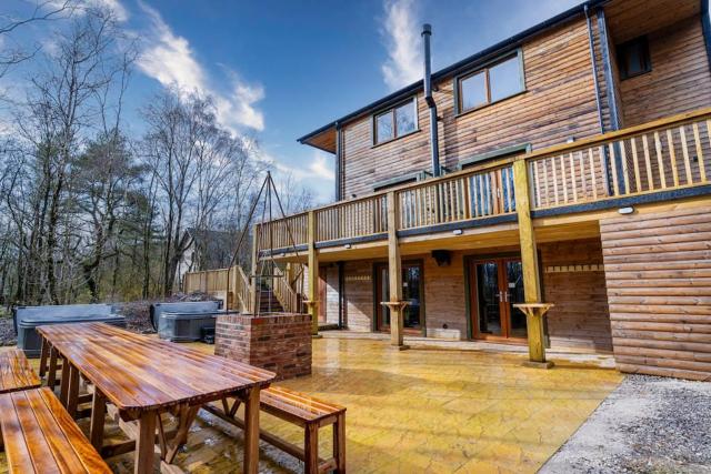 Beresford, woodland lodge, sauna, hot tubs & games for 18