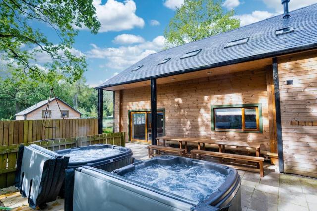 Throwley, woodland lodge with hot tubs for 14