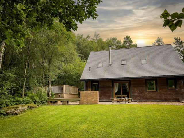 Wootton, woodland lodge with hot tub for 8