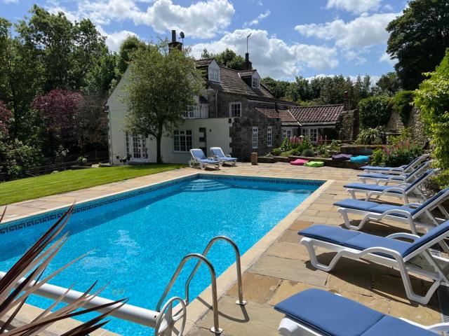 Richmond Hill Cottages, Farm House, with heated pool and sauna