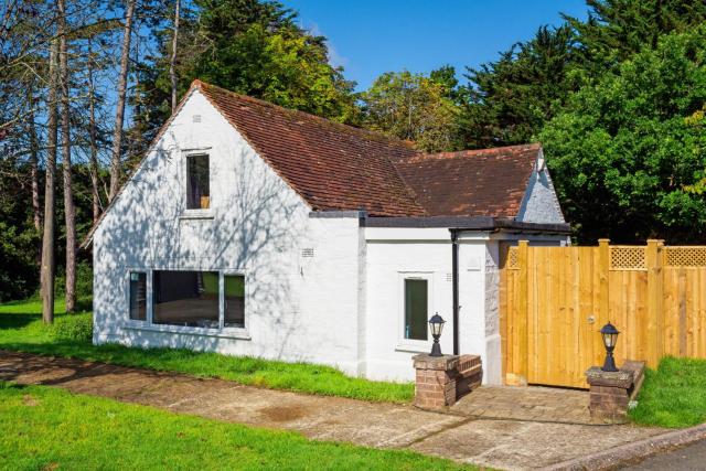 Beautiful Cottage with Tennis Court and Hot Tub