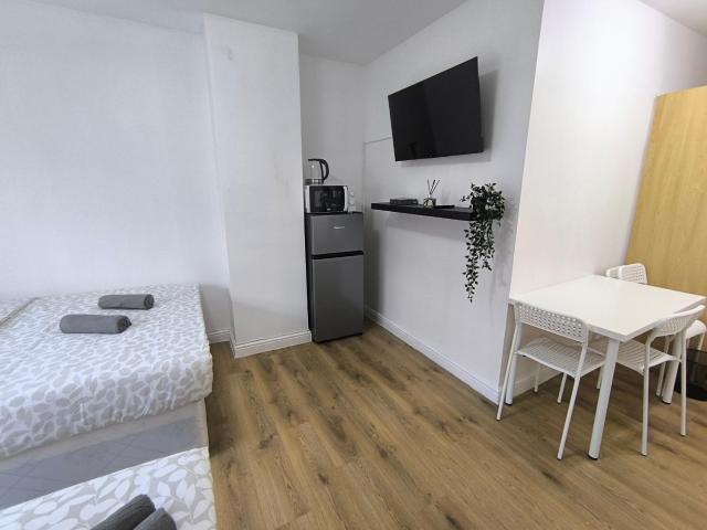 4 pers studio style room South Wimledon tube station