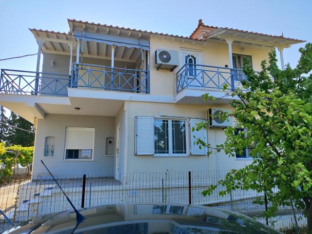 Holiday House with sea view in Skala Polichnitos