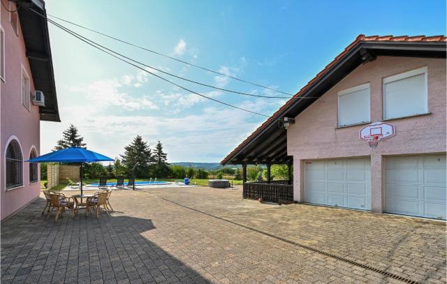 Cozy Home In Turnisce With Jacuzzi