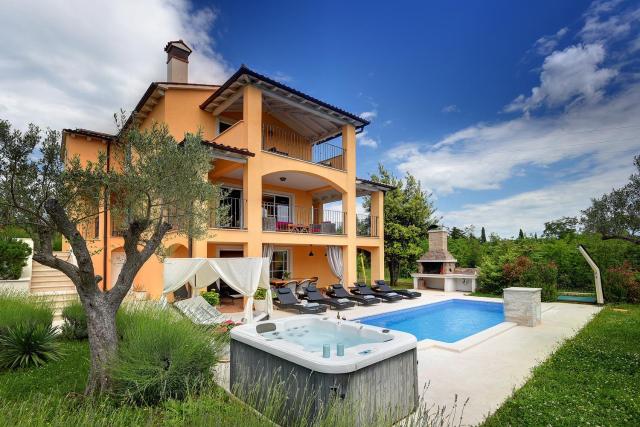 Herrliche Villa mit Pool, Whirlpool, Sauna, Fitnessraum,WiFi und nur 2 km vom Strand entfernt