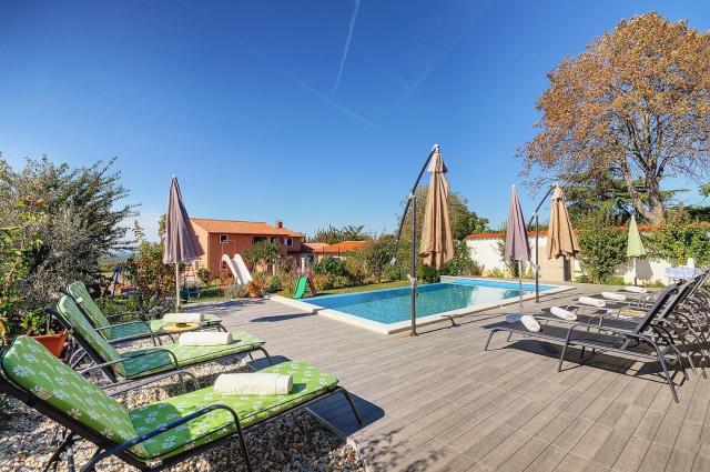 Oberhalb des Limfjords liegt diese Ferienwohnung mit Pool, Terrrasse und Grillplatz