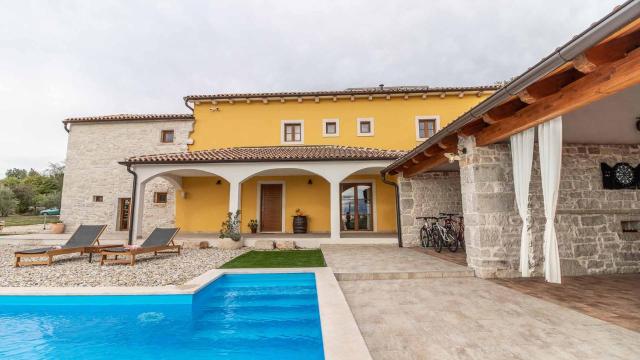 Rustical countryside villa with swimming pool in Sveti Lovreč