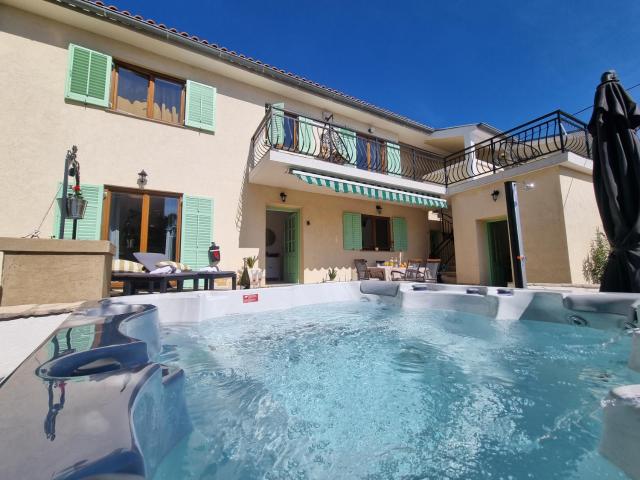 Holiday house Marea with jacuzzi