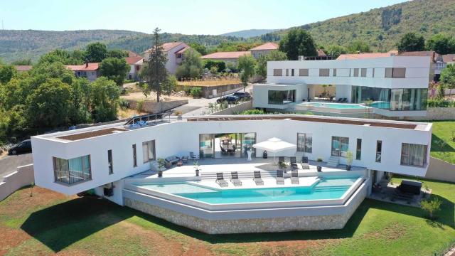 Modern and luxurious villa with swimming pool in Zmijavci