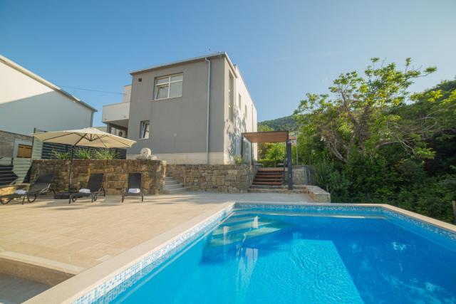 Luxury apartment with pool-The Box