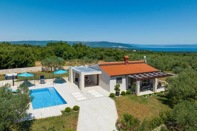 Villa Silentio - peaceful and private villa with outdoor pool and whirlpool, Ferienhaus Istrien