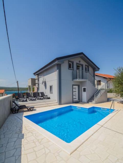 Villa with amazing view and a private pool, Šušnjar 1