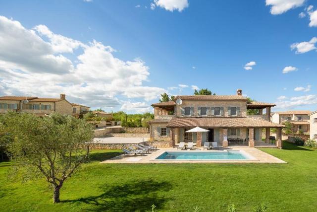 Rustic Villa Sylbum with a pool in istria