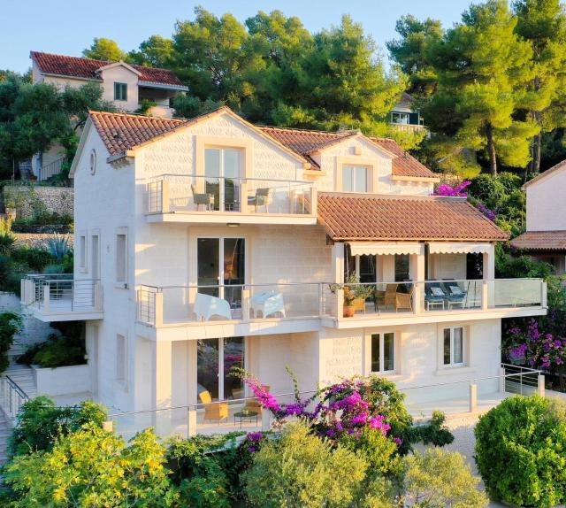 VILLA PHILIPPA - idyllic location, first row to the sea - spectacular view of the sea bay - free parking - private pool - BURALUX properties