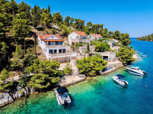 Villa Dupin Oceanfront with boat dock