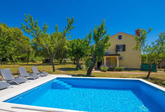 Villa Loreta, a beautiful and cozy villa minutes away from the sea