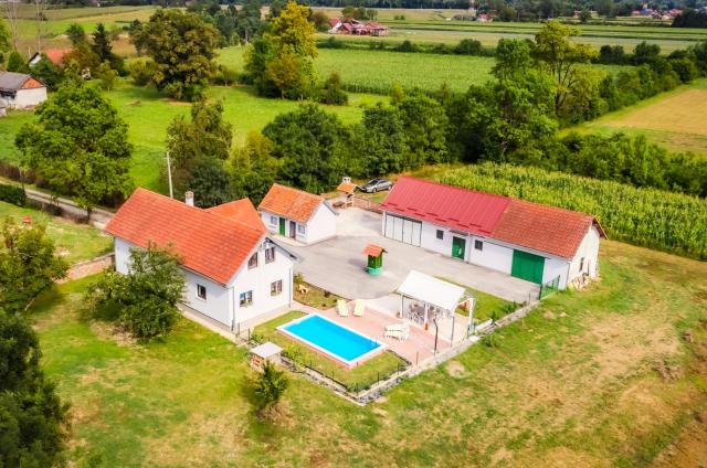 Green Oasis Estate with Private Pool and Backyard near Zagreb